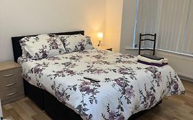 Room With King Size Bed And Private En Suite Bathroom In The Centre
